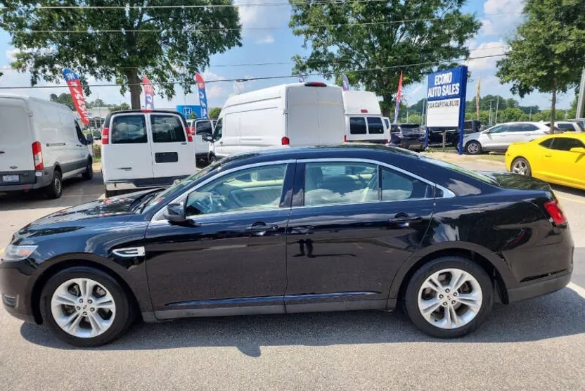 2016 Ford Taurus SEL photo 1