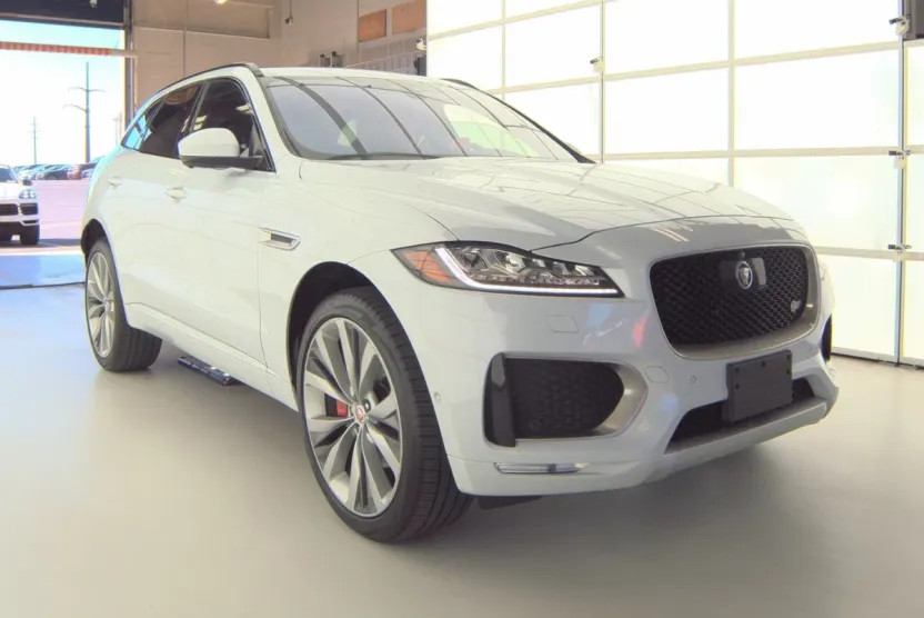2019 Jaguar F-PACE S photo 1