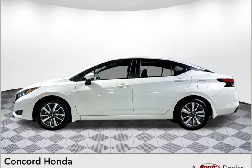 2023 Nissan Versa 1.6 SV photo 1