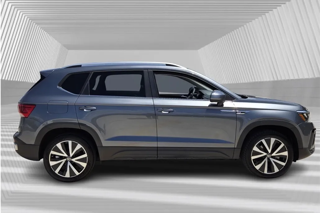 2023 Volkswagen Taos SE photo 1