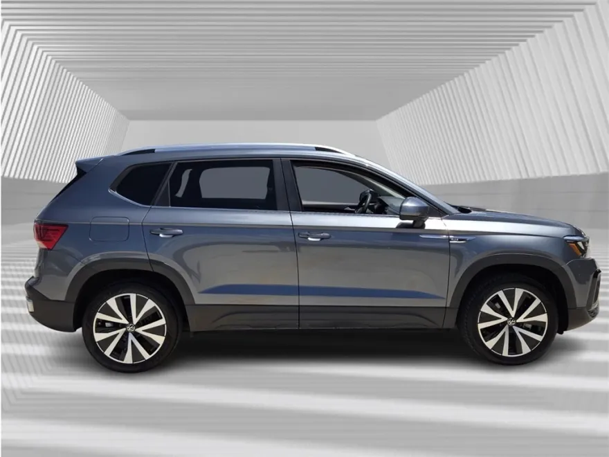 2023 Volkswagen Taos SE photo 1
