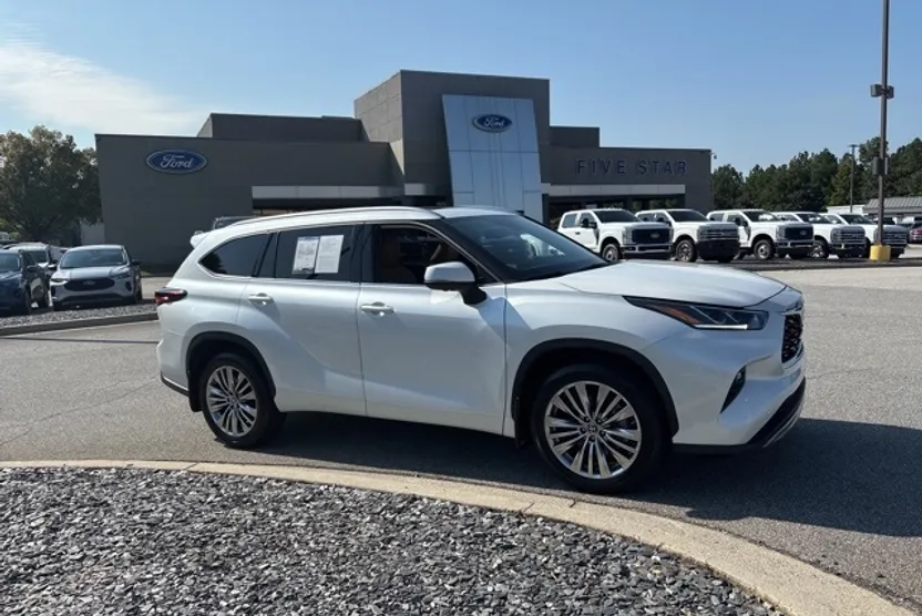 2024 Toyota Highlander Platinum photo 1