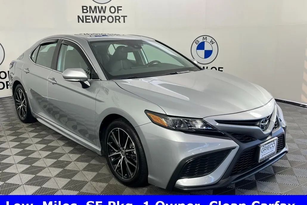 2024 Toyota Camry SE photo 1