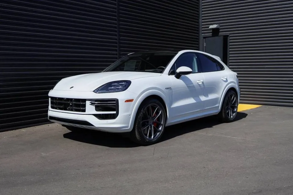 2025 Porsche Cayenne Turbo E-Hybrid Coupe photo 1