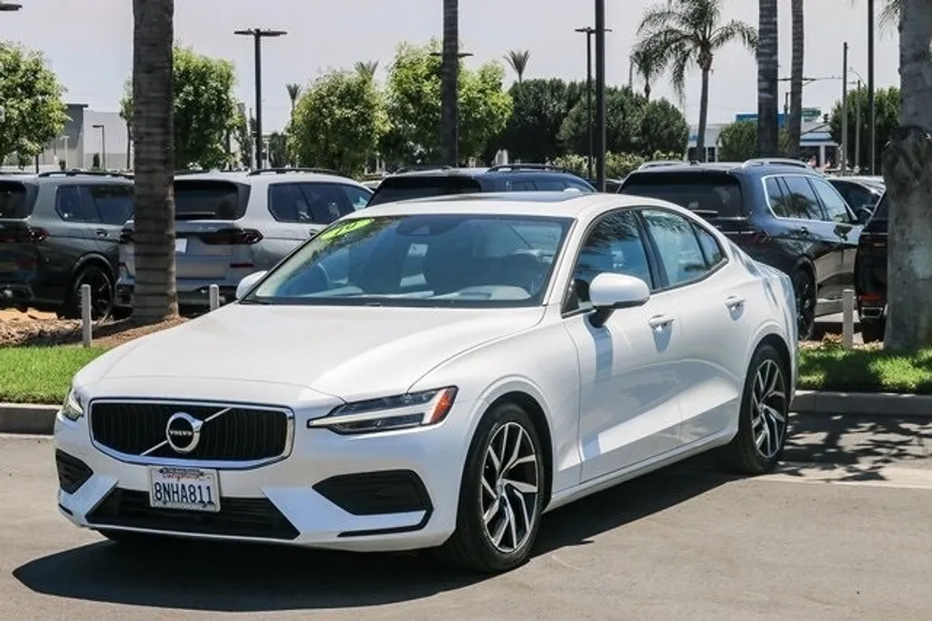 2019 Volvo S60 T6 Momentum photo 1
