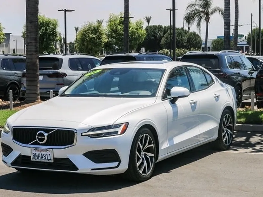 2019 Volvo S60 T6 Momentum photo 1