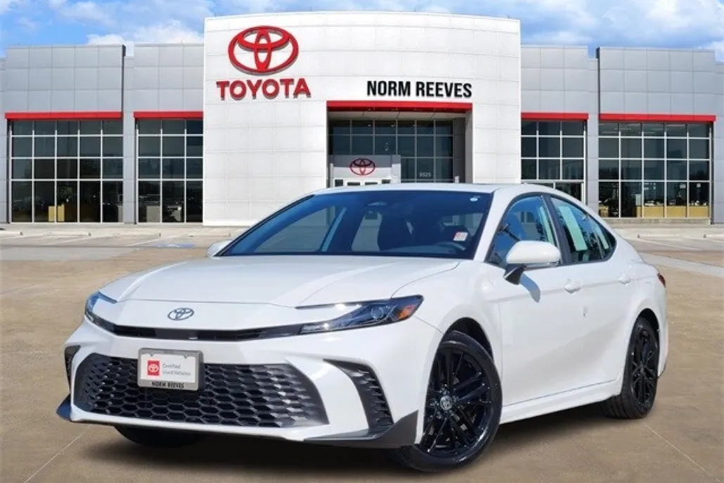 2025 Toyota Camry SE photo 1
