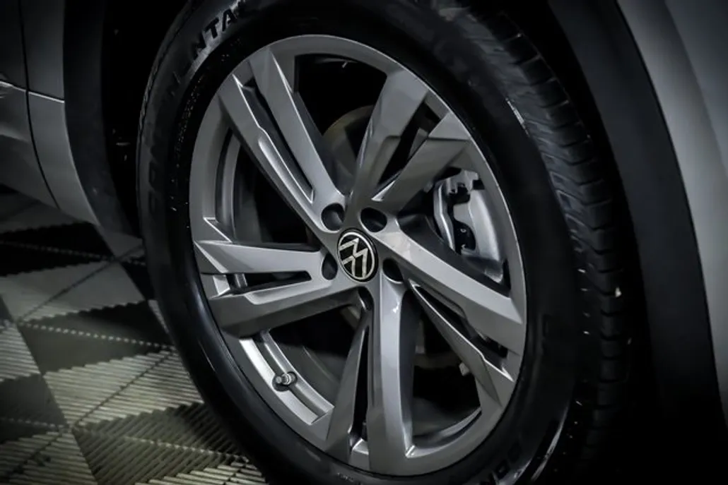 2024 Volkswagen Atlas Cross Sport SEL R-Line photo 1