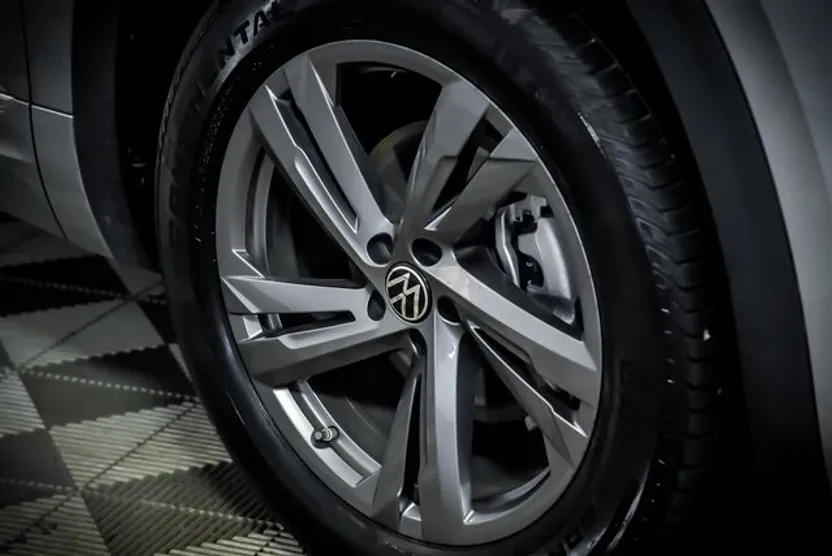 2024 Volkswagen Atlas Cross Sport SEL R-Line photo 1
