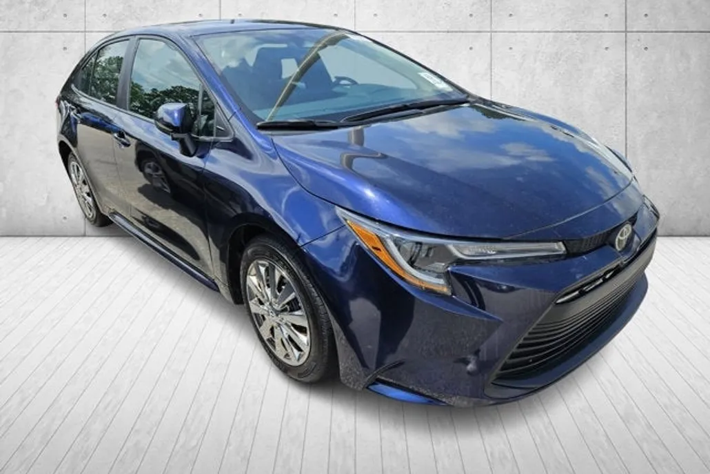 2023 Toyota Corolla LE photo 1