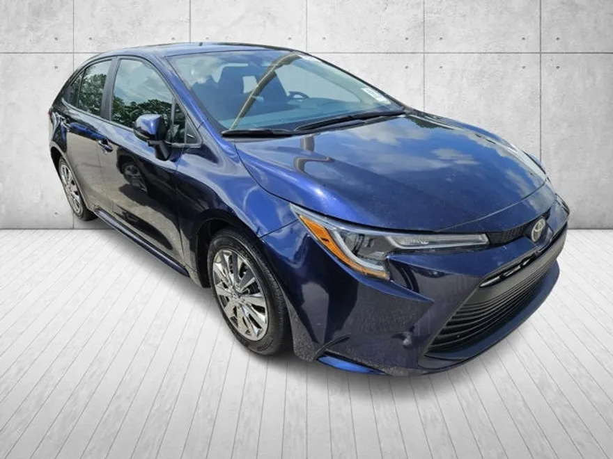 2023 Toyota Corolla LE photo 1