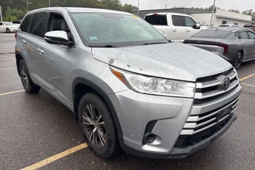 2017 Toyota Highlander LE Plus photo 1