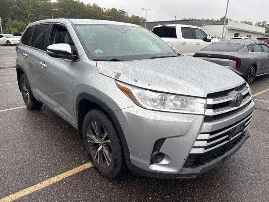 2017 Toyota Highlander LE Plus photo 1