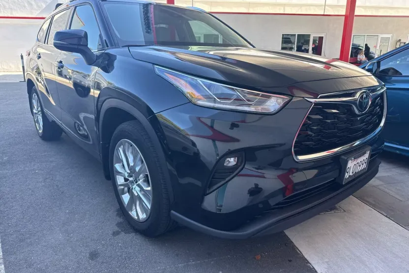 2023 Toyota Highlander L photo 1