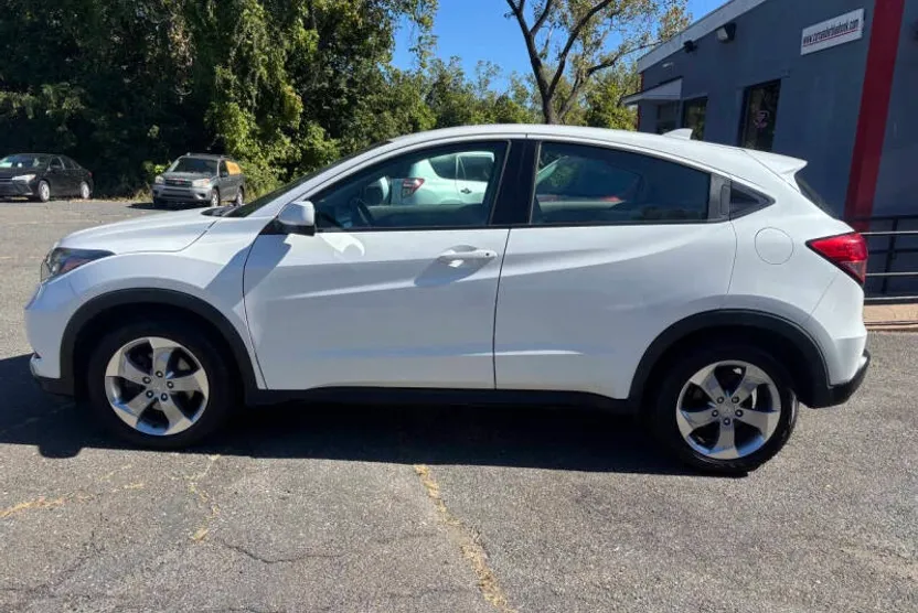 2017 Honda HR-V LX photo 1