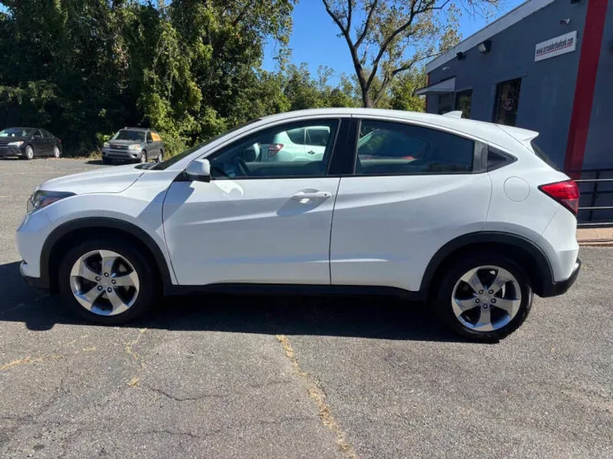 2017 Honda HR-V LX photo 1
