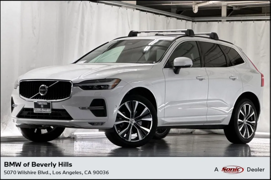 2022 Volvo XC60 Momentum photo 1