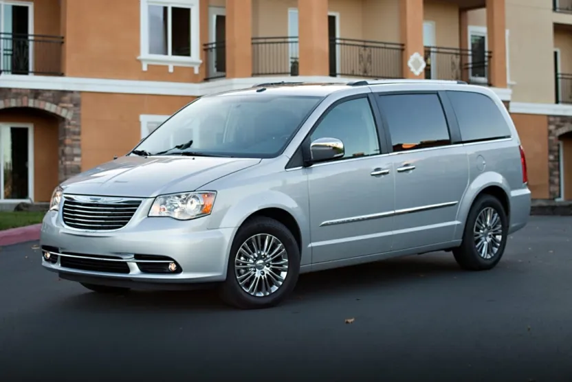 2016 Chrysler Town & Country Touring photo 1