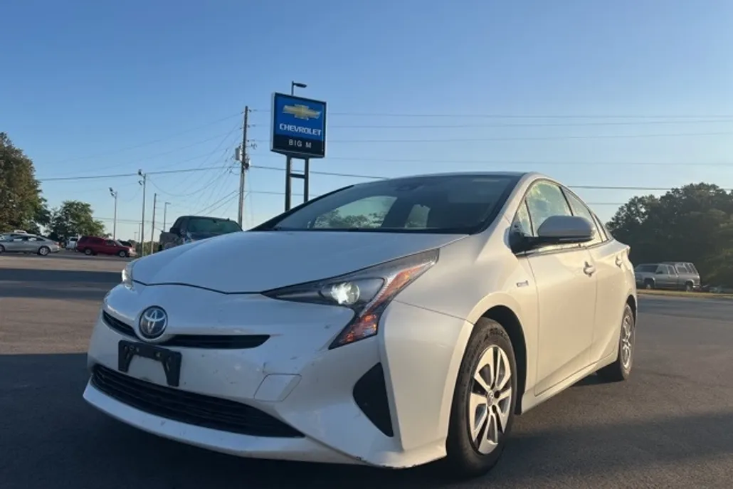 2016 Toyota Prius Four photo 1