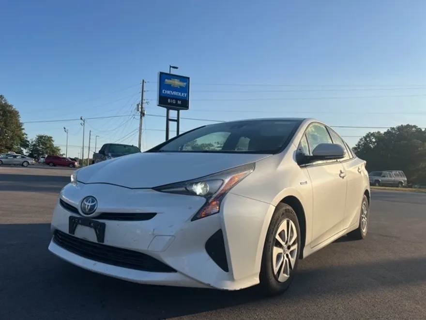 2016 Toyota Prius Four photo 1