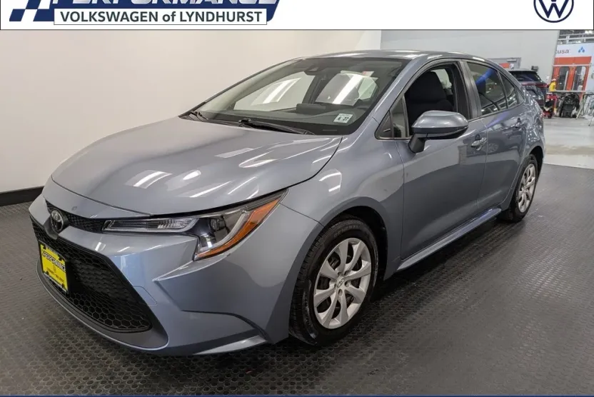 2022 Toyota Corolla LE photo 1
