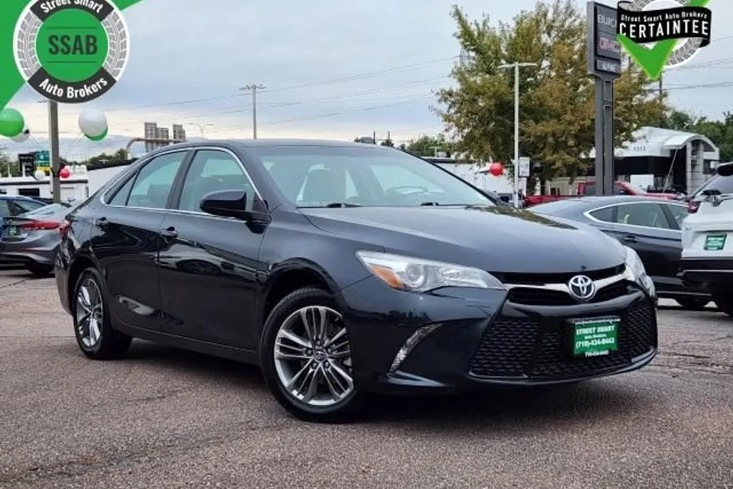 2017 Toyota Camry SE photo 1