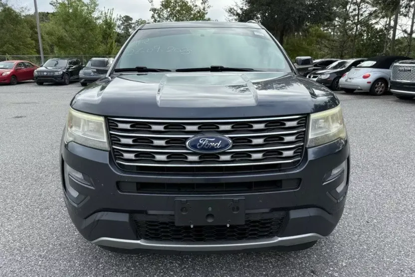 2017 Ford Explorer XLT photo 1