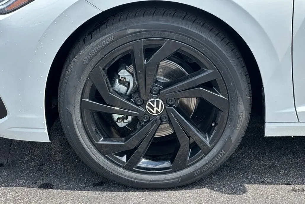 2025 Volkswagen Jetta SE photo 1