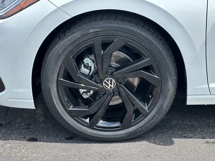 2025 Volkswagen Jetta SE photo 1