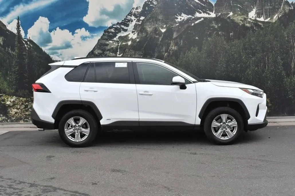 2024 Toyota RAV4 Hybrid XLE photo 1