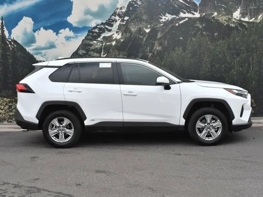 2024 Toyota RAV4 Hybrid XLE photo 1