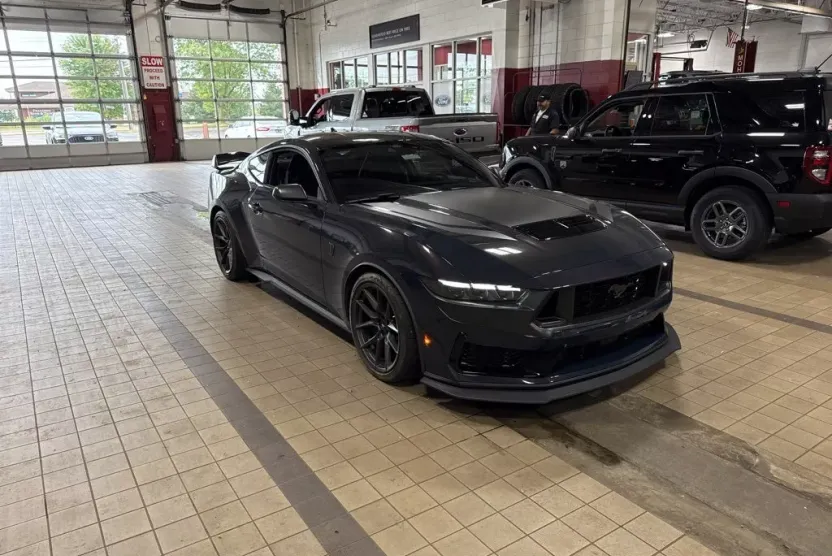 2024 Ford Mustang Dark Horse photo 1