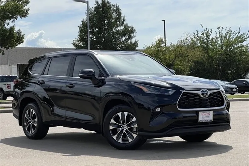 2024 Toyota Highlander XLE photo 1