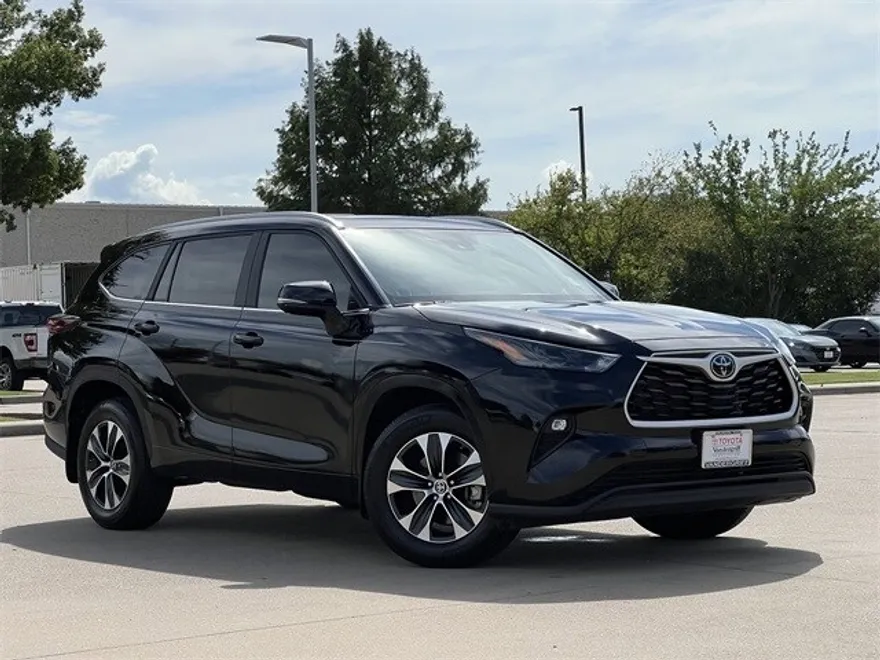 2024 Toyota Highlander XLE photo 1