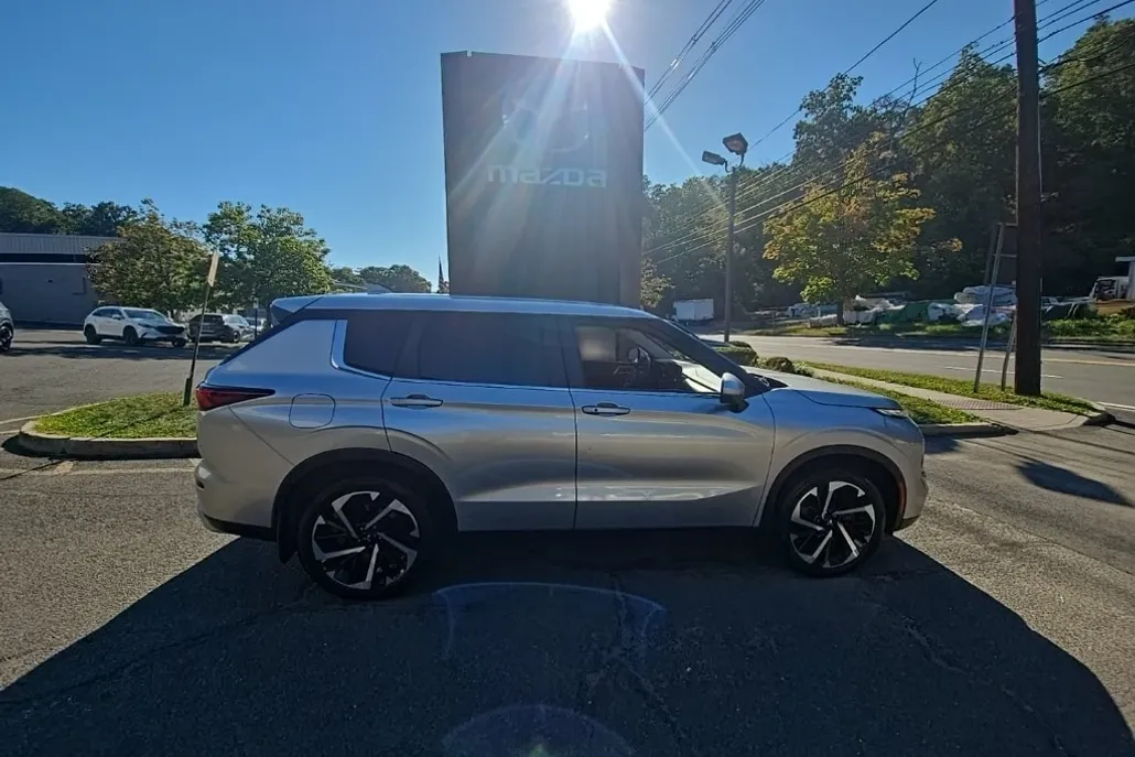 2022 Mitsubishi Outlander SE photo 1