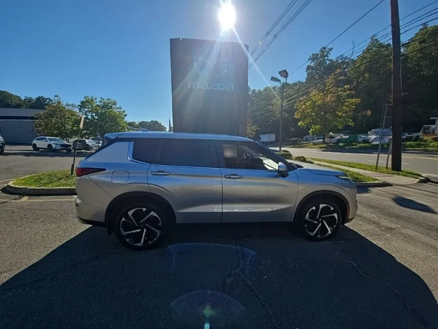 2022 Mitsubishi Outlander SE photo 1
