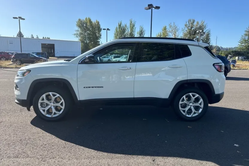 2024 Jeep Compass Latitude photo 1