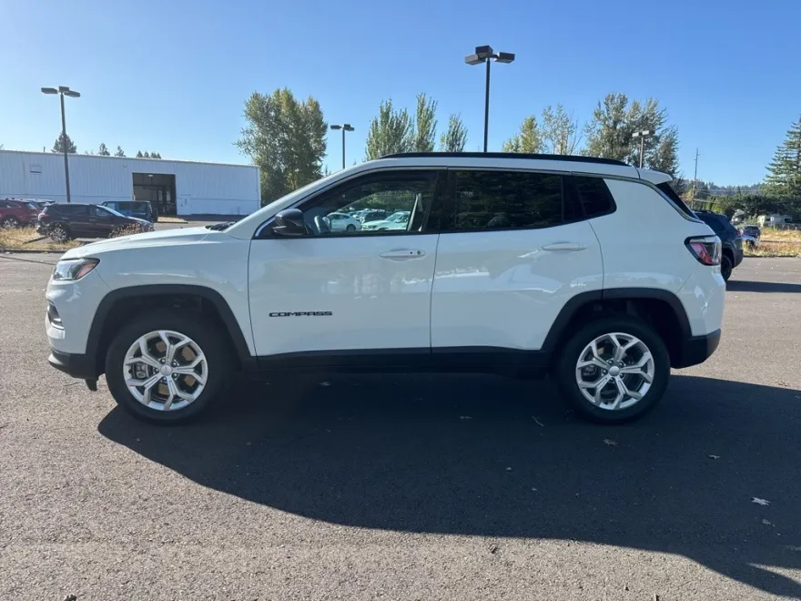 2024 Jeep Compass Latitude photo 1