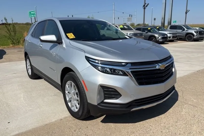 2022 Chevrolet Equinox LT photo 1