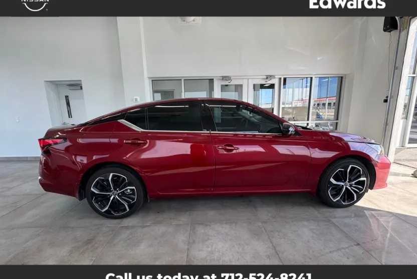 2024 Nissan Altima 2.5 SR photo 1