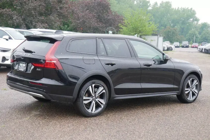 2025 Volvo V60 Cross Country B5 AWD Plus photo 1