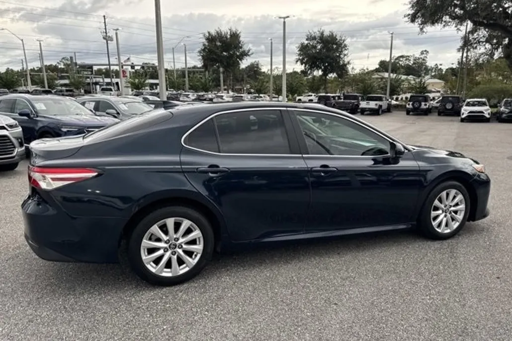 2020 Toyota Camry LE photo 1