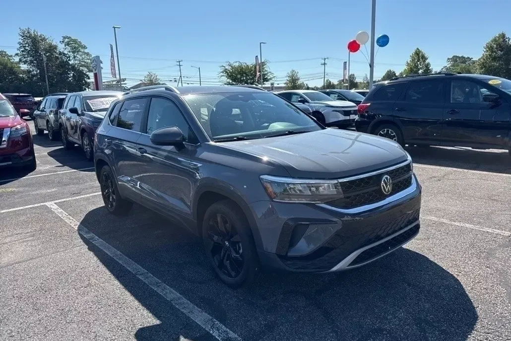2022 Volkswagen Taos SE photo 1