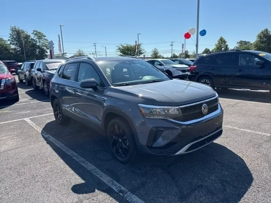 2022 Volkswagen Taos SE photo 1