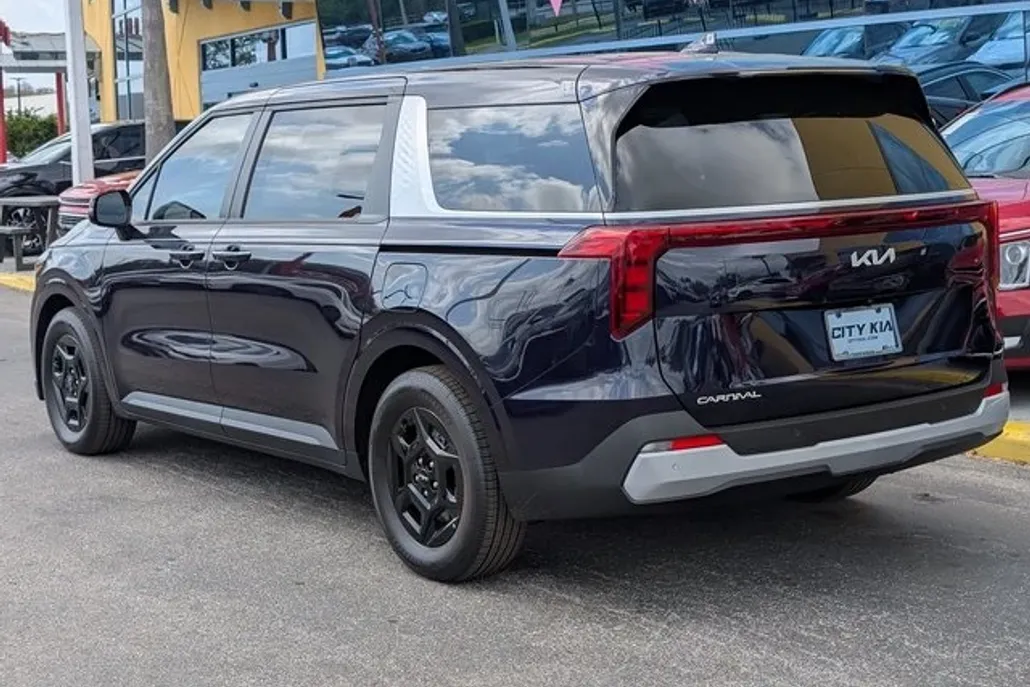 2025 Kia Carnival LXS photo 1