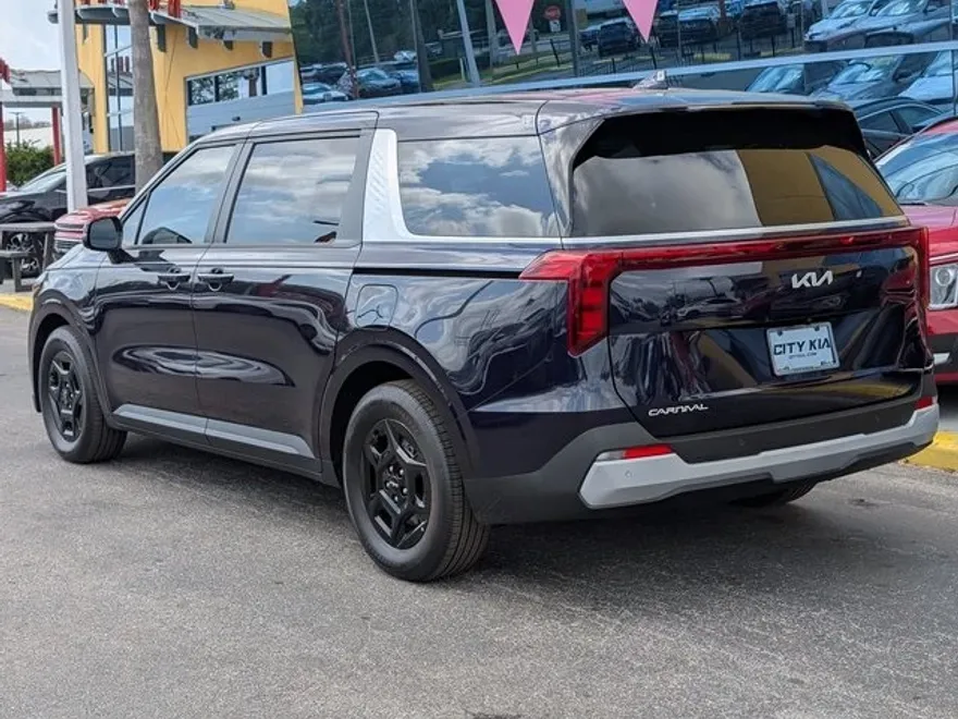 2025 Kia Carnival LXS photo 1