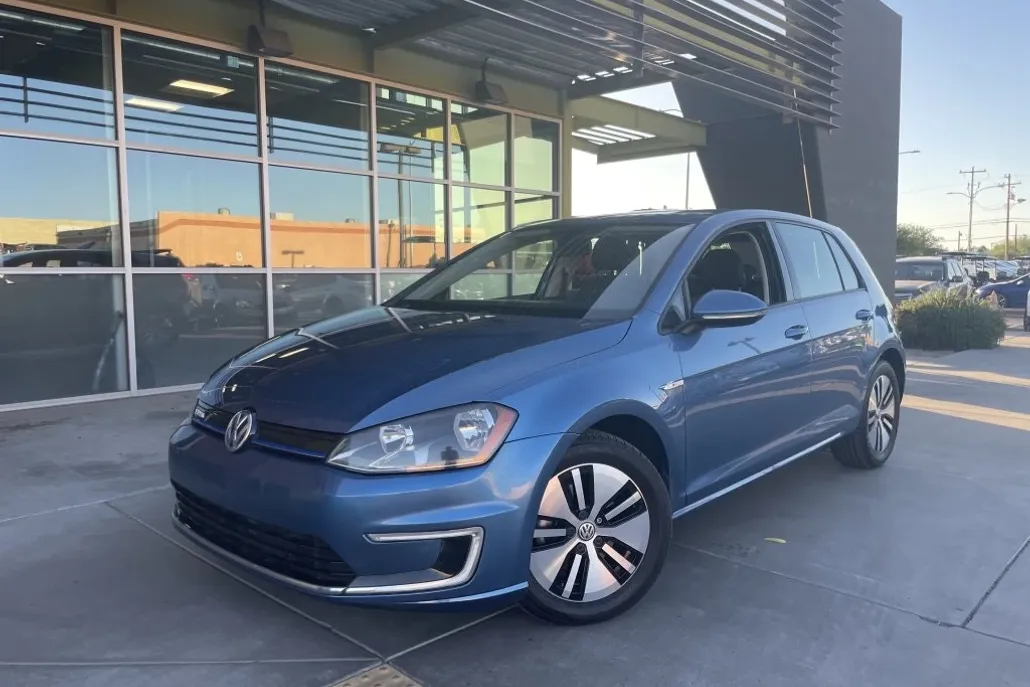 2016 Volkswagen e-Golf SE photo 1