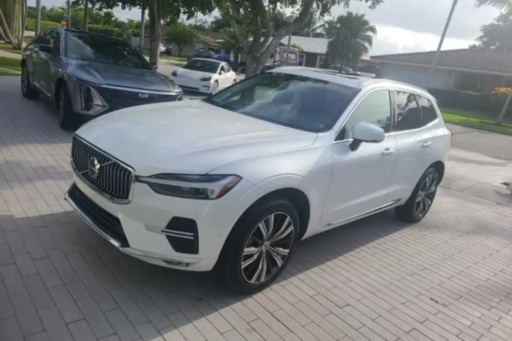 2022 Volvo XC60 B5 Inscription photo 1