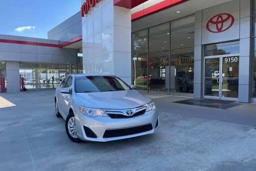 2014 Toyota Camry LE photo 1
