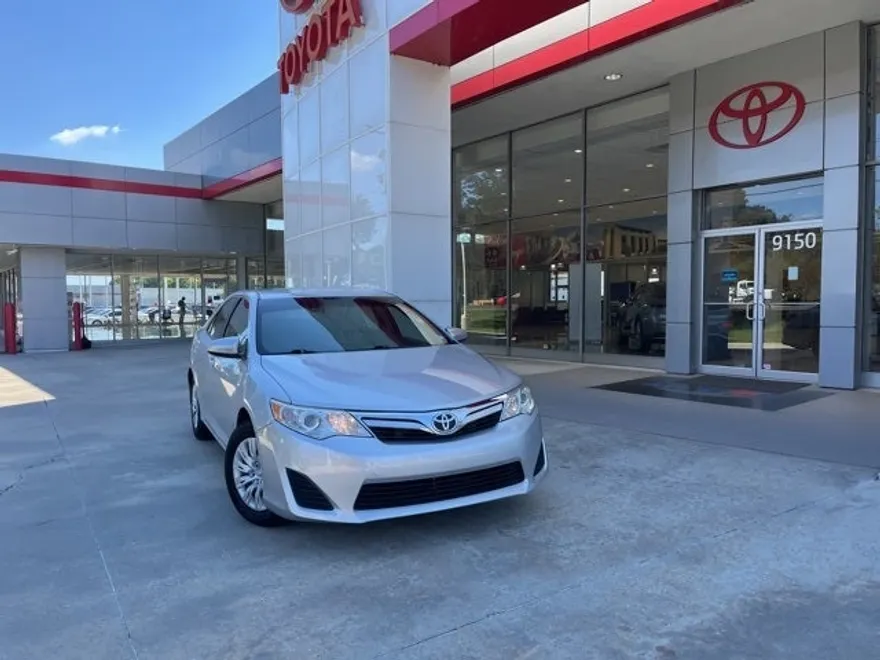 2014 Toyota Camry LE photo 1